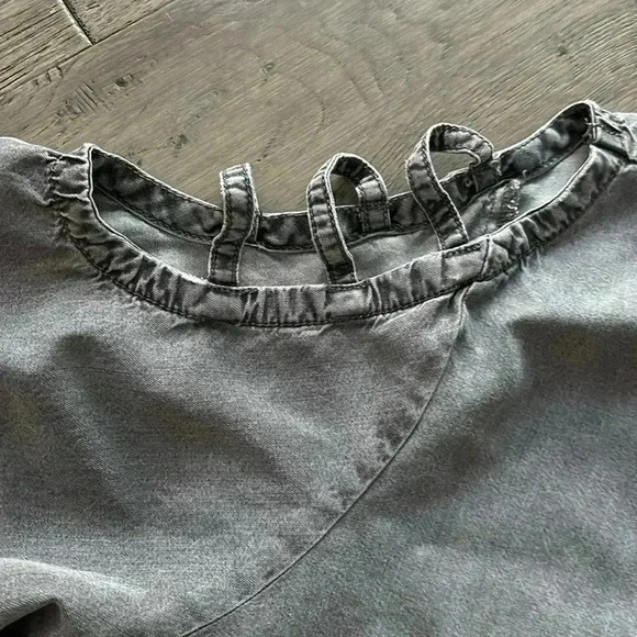 Love & Legend | Grey long sleeve peak a boo shoulder blouse - Picture 5 of 10